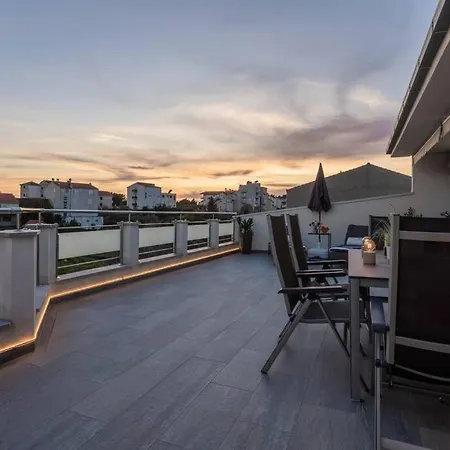 Delux Penthouse F. With View On Beach In The
